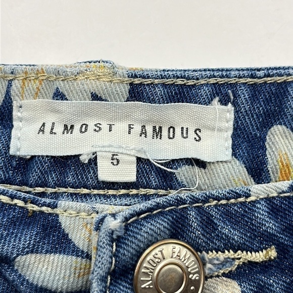 Almost Famous Daisies High Rise Shorts Size 5 - Picture 9 of 16
